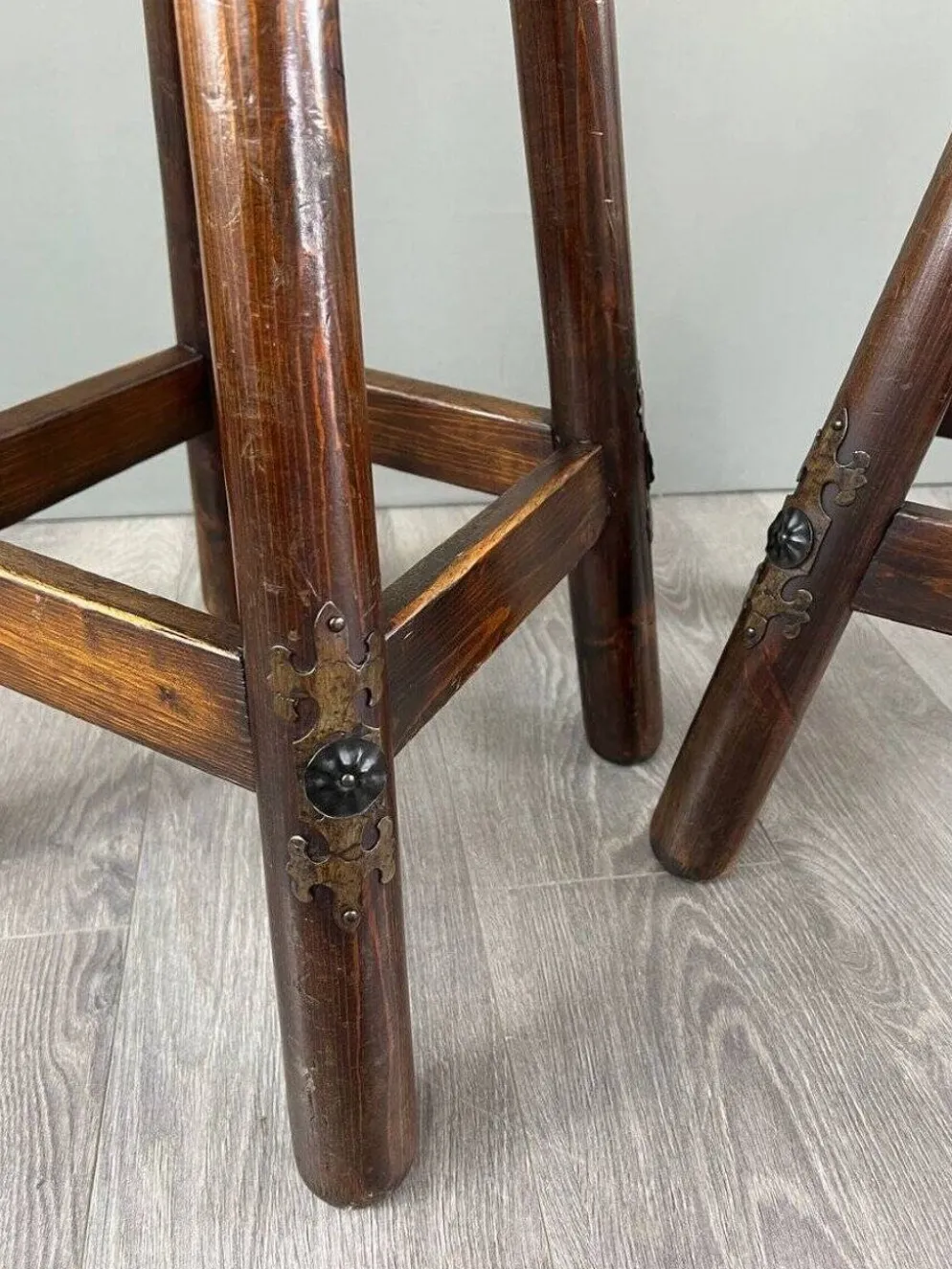 Bar Rustique En Bois Sculpté Avec Tabourets Et Coffre à Vin, XXe Siècle
