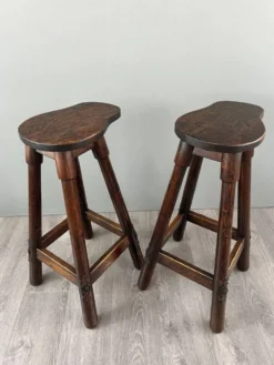 Bar Rustique En Bois Sculpté Avec Tabourets Et Coffre à Vin, XXe Siècle