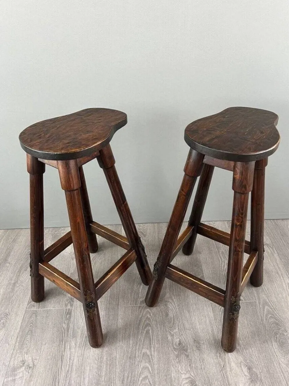Bar Rustique En Bois Sculpté Avec Tabourets Et Coffre à Vin, XXe Siècle