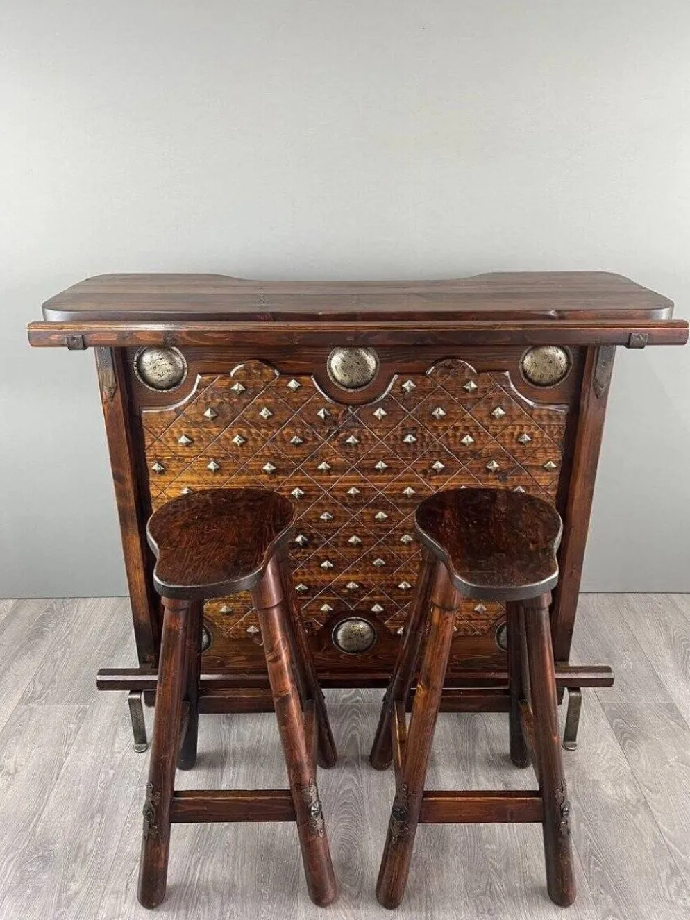 Bar Rustique En Bois Sculpté Avec Tabourets Et Coffre à Vin, XXe Siècle