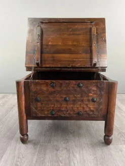 Bar Rustique En Bois Sculpté Avec Tabourets Et Coffre à Vin, XXe Siècle