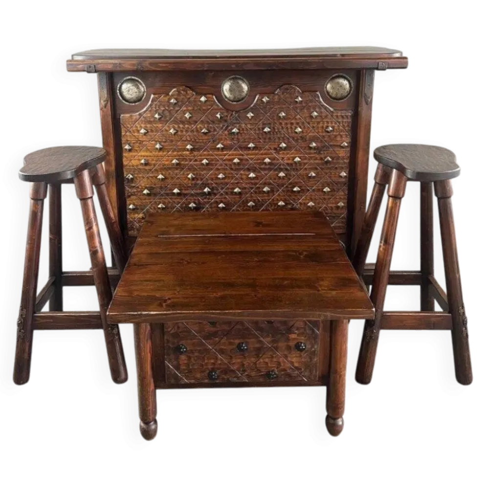 Bar Rustique En Bois Sculpté Avec Tabourets Et Coffre à Vin, XXe Siècle