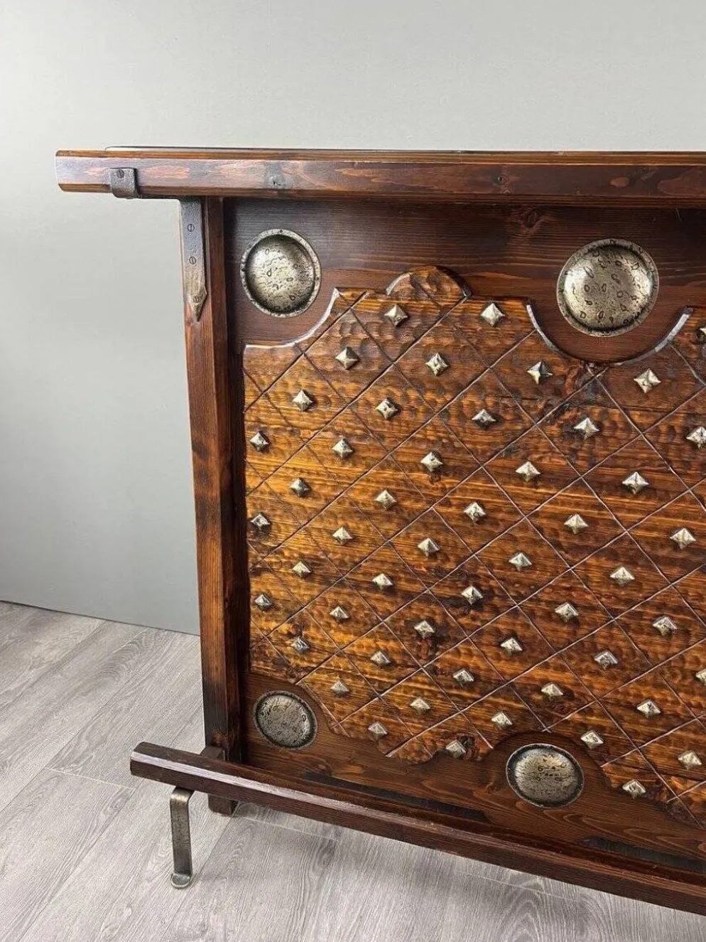Bar Rustique En Bois Sculpté Avec Tabourets Et Coffre à Vin, XXe Siècle