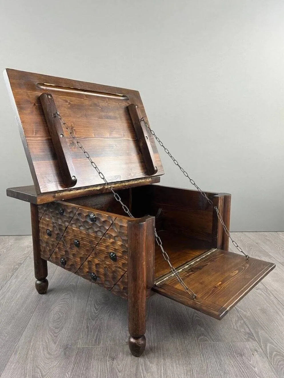 Bar Rustique En Bois Sculpté Avec Tabourets Et Coffre à Vin, XXe Siècle