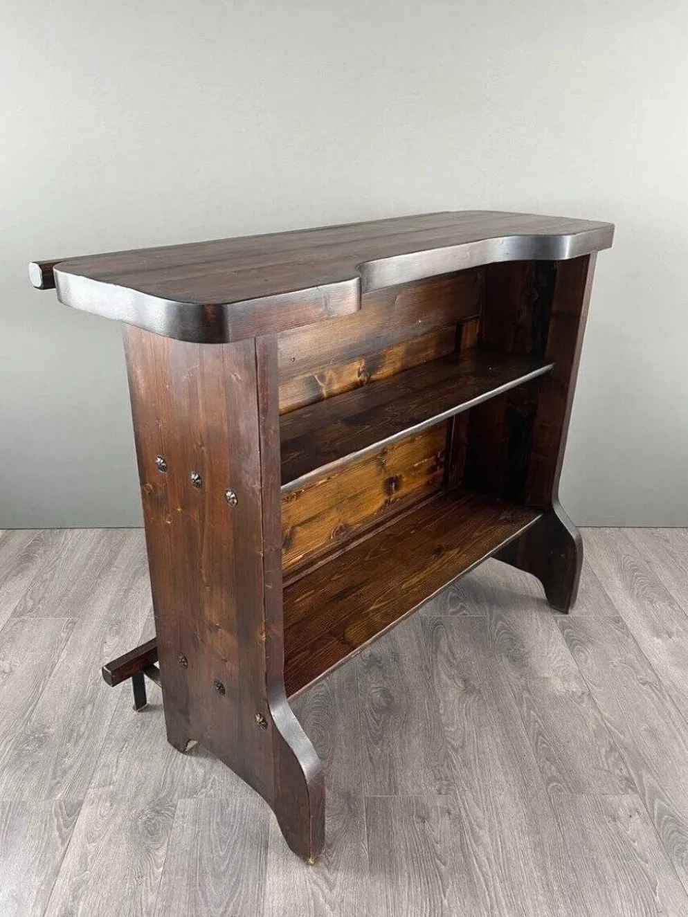 Bar Rustique En Bois Sculpté Avec Tabourets Et Coffre à Vin, XXe Siècle