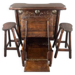 Bar Rustique En Bois Sculpté Avec Tabourets Et Coffre à Vin, XXe Siècle
