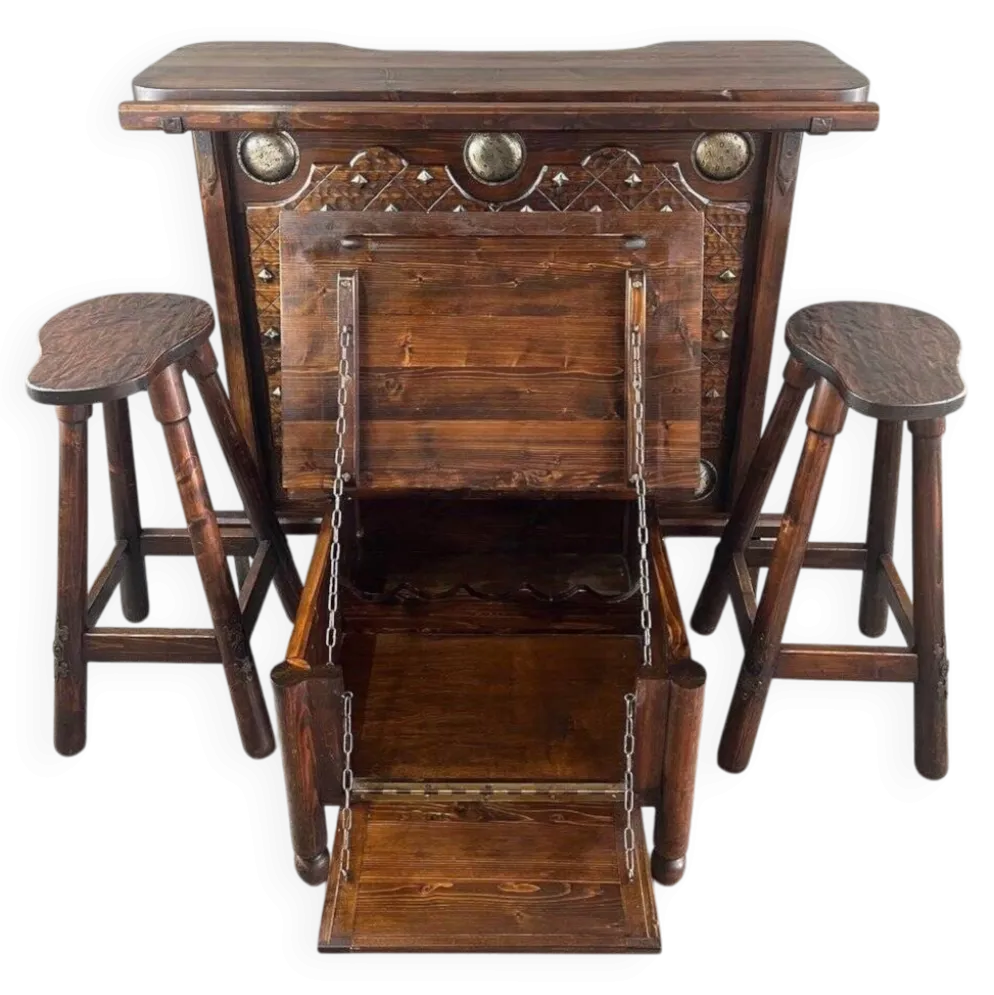 Bar Rustique En Bois Sculpté Avec Tabourets Et Coffre à Vin, XXe Siècle