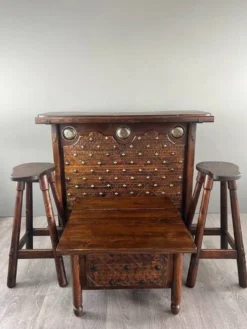 Bar Rustique En Bois Sculpté Avec Tabourets Et Coffre à Vin, XXe Siècle