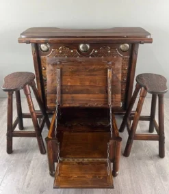 Bar Rustique En Bois Sculpté Avec Tabourets Et Coffre à Vin, XXe Siècle