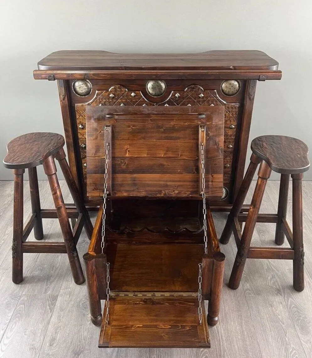 Bar Rustique En Bois Sculpté Avec Tabourets Et Coffre à Vin, XXe Siècle