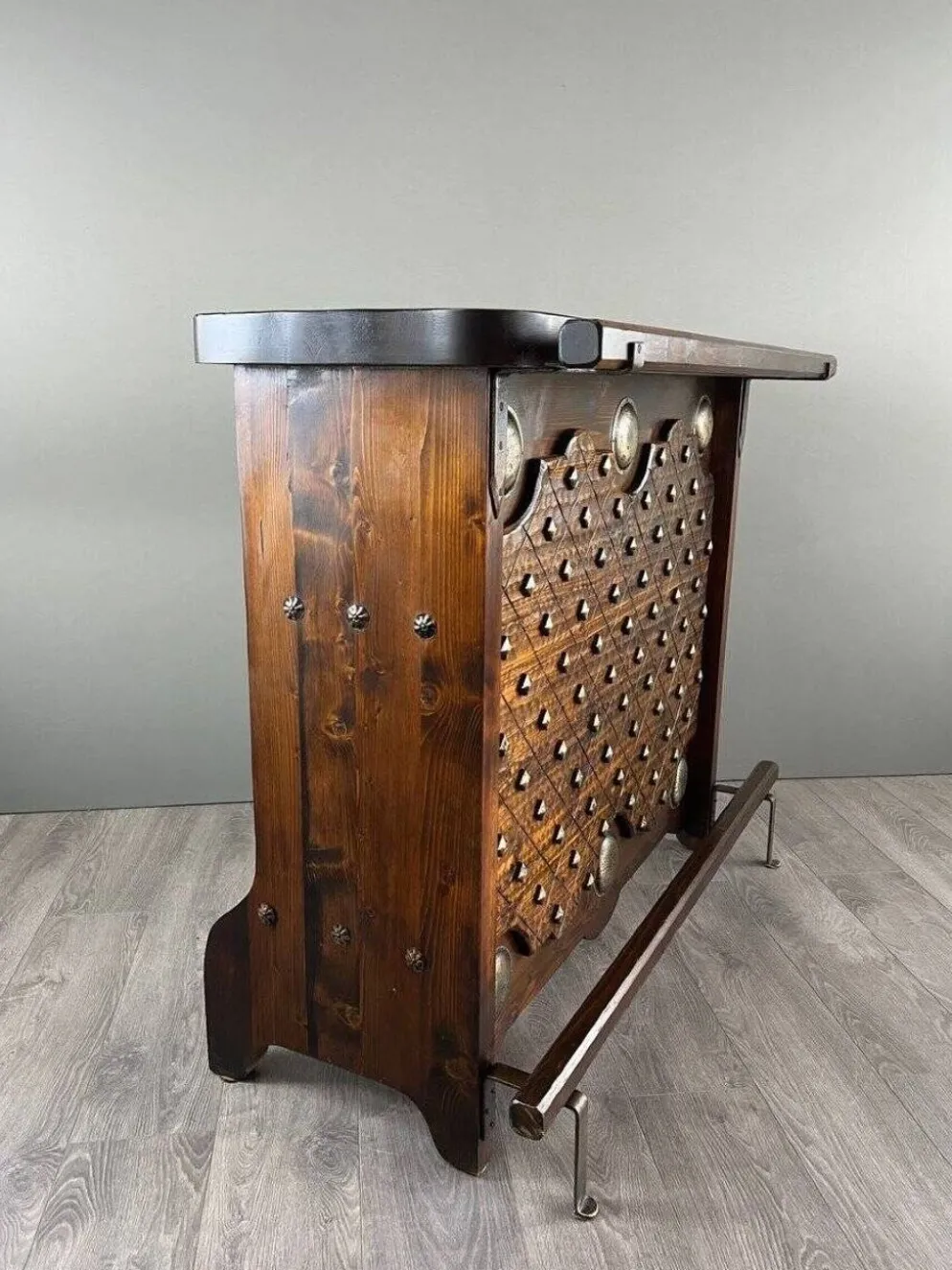 Bar Rustique En Bois Sculpté Avec Tabourets Et Coffre à Vin, XXe Siècle