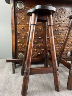 Bar Rustique En Bois Sculpté Avec Tabourets Et Coffre à Vin, XXe Siècle