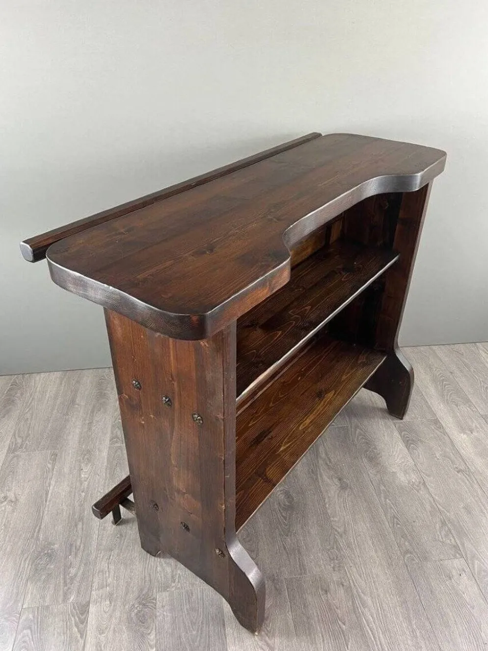 Bar Rustique En Bois Sculpté Avec Tabourets Et Coffre à Vin, XXe Siècle