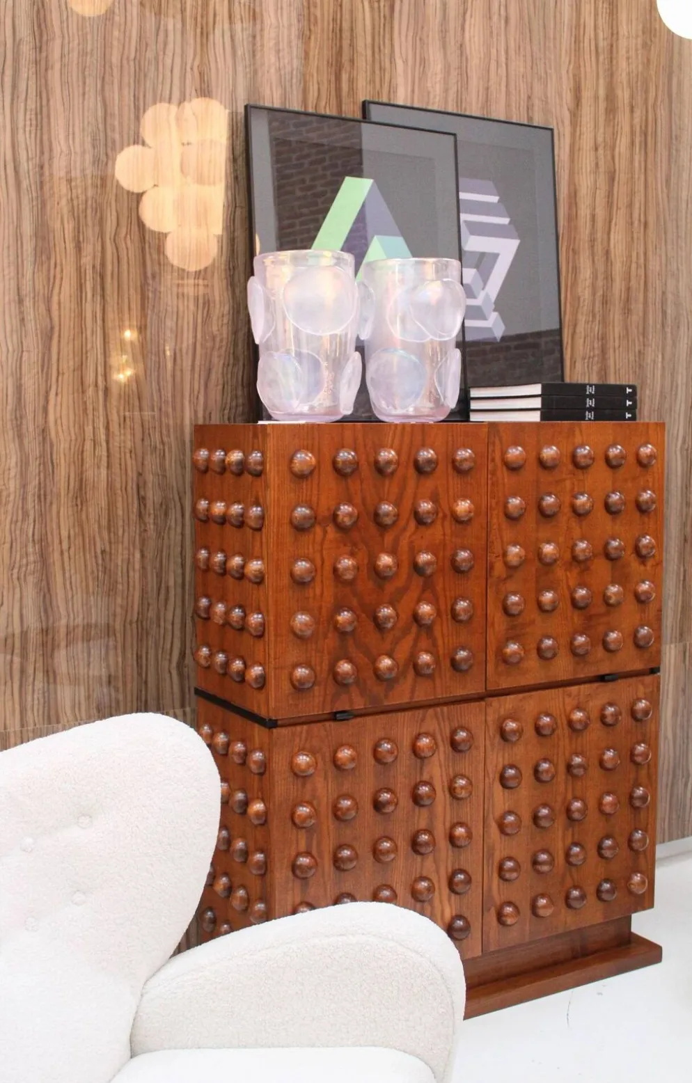 Bar sec italien de style brutaliste en bois de chêne, cabinet à boissons sculpté à la main.