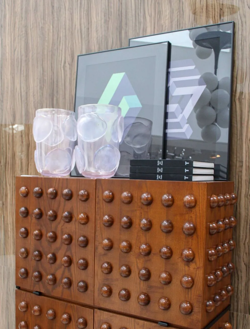 Bar sec italien de style brutaliste en bois de chêne, cabinet à boissons sculpté à la main.