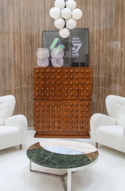Bar sec italien de style brutaliste en bois de chêne, cabinet à boissons sculpté à la main.