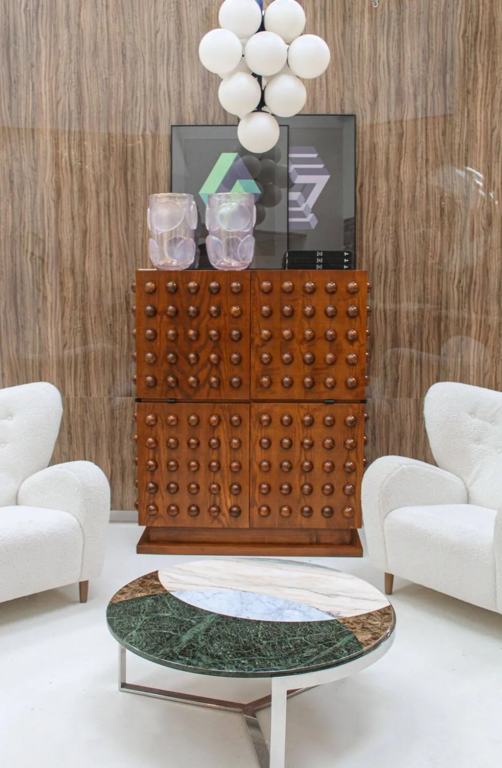 Bar sec italien de style brutaliste en bois de chêne, cabinet à boissons sculpté à la main.