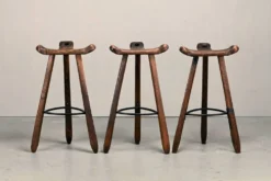 Bar à sec rustique espagnol en brutalisme avec tabourets assortis.
