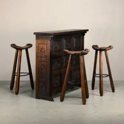 Bar à sec rustique espagnol en brutalisme avec tabourets assortis.