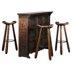 Bar à sec rustique espagnol en brutalisme avec tabourets assortis.