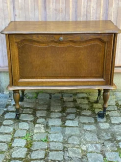 Bar vintage Louis XV sur roulettes en bois des années 60