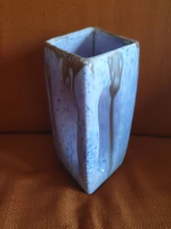 Beau pichet en céramique irisée mauve