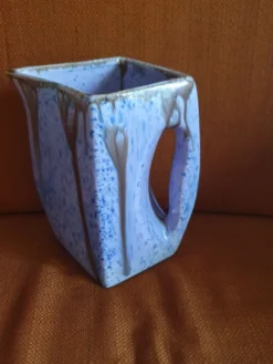 Beau pichet en céramique irisée mauve