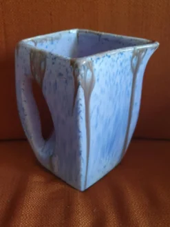 Beau pichet en céramique irisée mauve