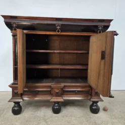 Belle armoire hollandaise du 17ème siècle en marqueterie de palissandre et ébène