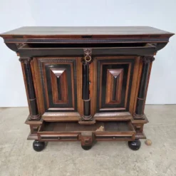 Belle armoire hollandaise du 17ème siècle en marqueterie de palissandre et ébène