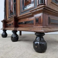 Belle armoire hollandaise du 17ème siècle en marqueterie de palissandre et ébène