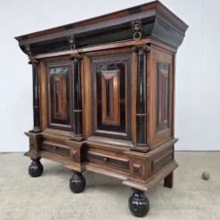 Belle armoire hollandaise du 17ème siècle en marqueterie de palissandre et ébène