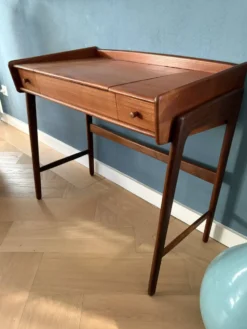 Belle coiffeuse ou bureau danois en teck