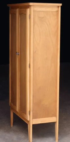 Belle petite armoire de couvent, style scandinave (années 50).