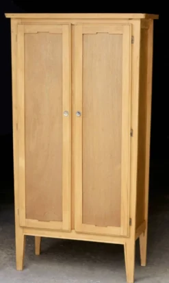 Belle petite armoire de couvent, style scandinave (années 50).