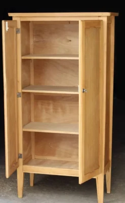 Belle petite armoire de couvent, style scandinave (années 50).