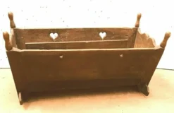 Berceau a bascule en noyer sculpté