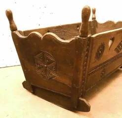 Berceau a bascule en noyer sculpté