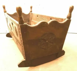 Berceau a bascule en noyer sculpté