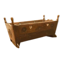Berceau a bascule en noyer sculpté