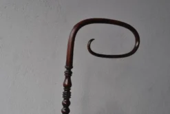 Berceau ancien en bois exotique teinté acajou