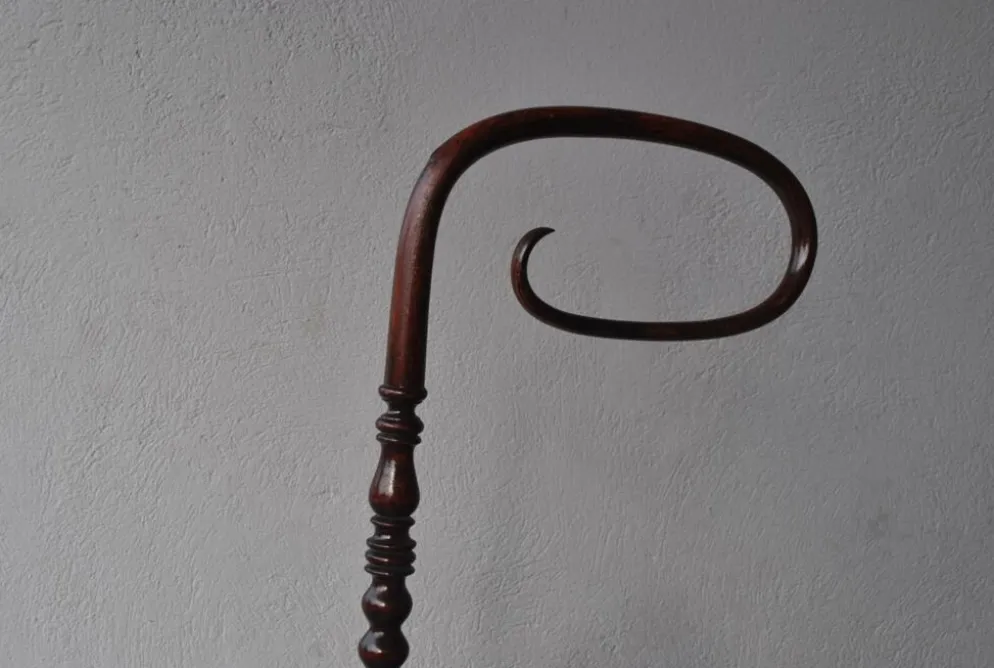 Berceau ancien en bois exotique teinté acajou