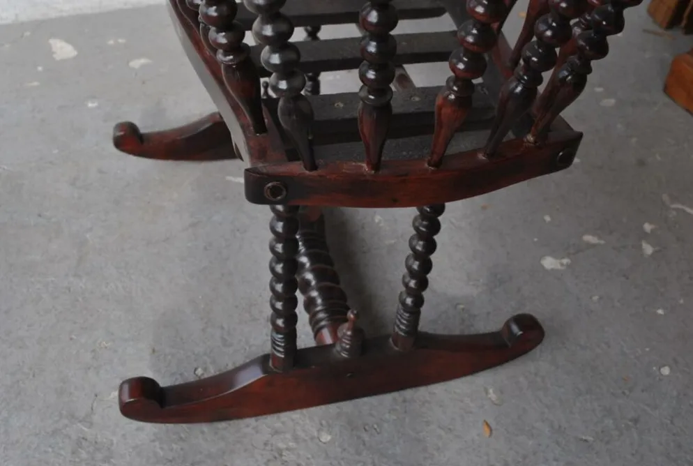 Berceau ancien en bois exotique teinté acajou