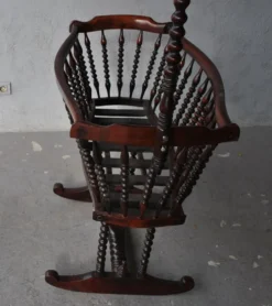 Berceau ancien en bois exotique teinté acajou