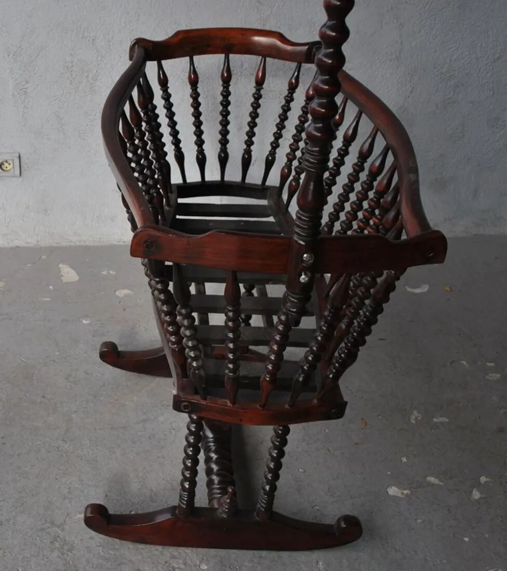 Berceau ancien en bois exotique teinté acajou