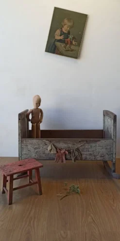 Berceau ancien et antique.