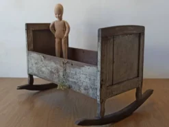 Berceau ancien et antique.