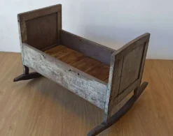 Berceau ancien et antique.