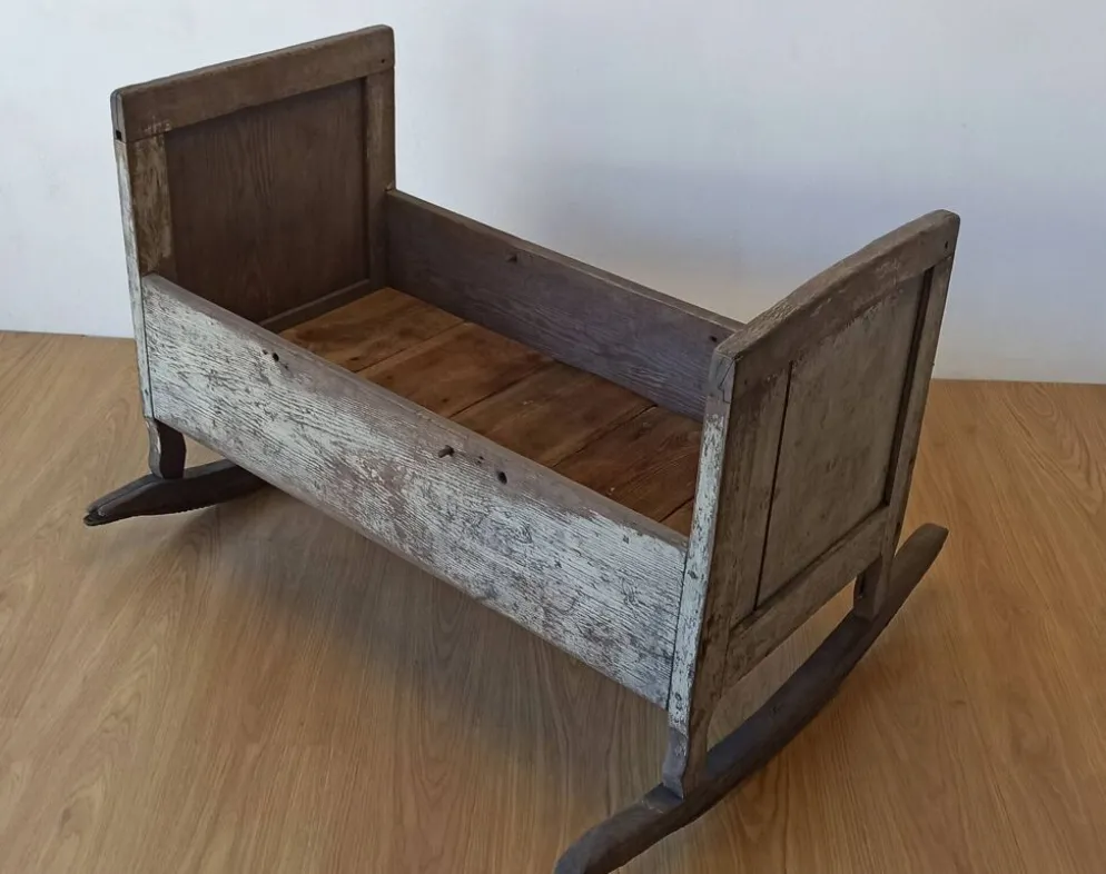 Berceau ancien et antique.