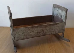 Berceau ancien et antique.